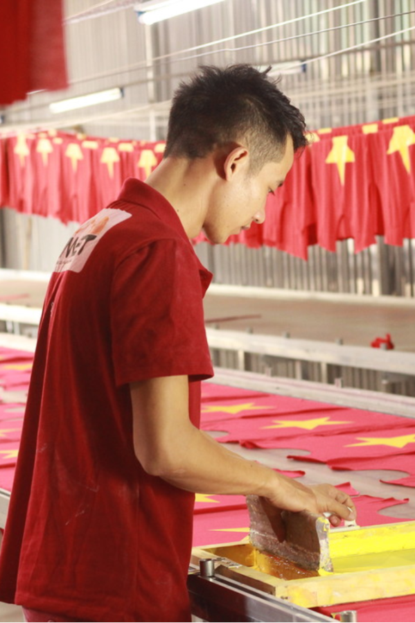 In áo cờ đỏ sao vàng